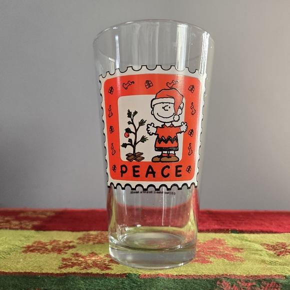 Charlie Brown w Santa Hat & Christmas Tree w (Peace)(Peanuts) 16oz Pint GlassR - Picture 4 of 16